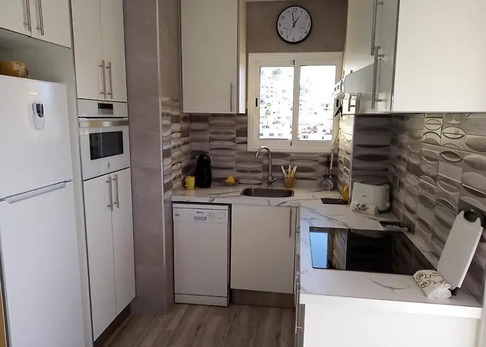 Апартаменти Luxury Vista Mar Y Playa Torres Del Sol B404 *