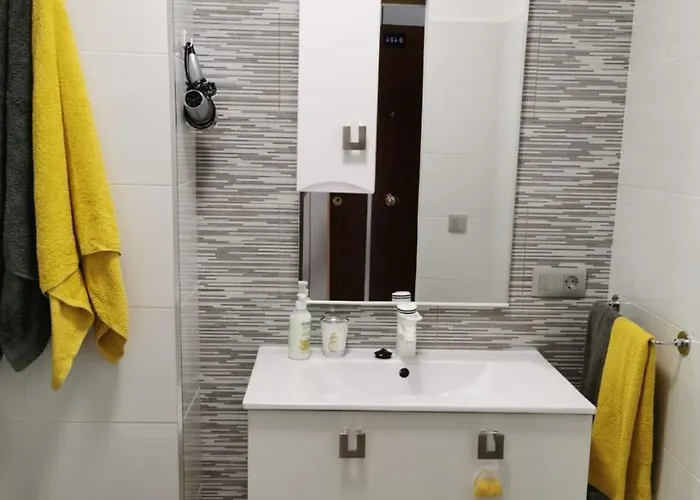 Апартаменти Luxury Vista Mar Y Playa Torres Del Sol B404 *